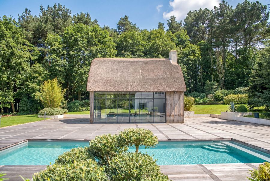 Maison et piscine, photographiées lors d'un reportage