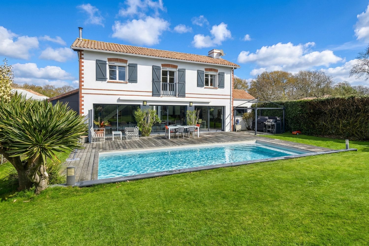 Maison avec piscine, photo de reportage